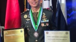 Harumkan TNI AD, Mayor Cpm Hugo Adi Nugroho Raih Dua Penghargaan di Sesko Filipina