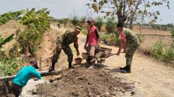 Gotong Royong Perbaiki Saluran Air, Babinsa Koramil Gemolong Bersama Warga Perkuat Irigasi Sawah di Jenalas