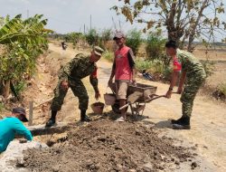 Gotong Royong Perbaiki Saluran Air, Babinsa Koramil Gemolong Bersama Warga Perkuat Irigasi Sawah di Jenalas